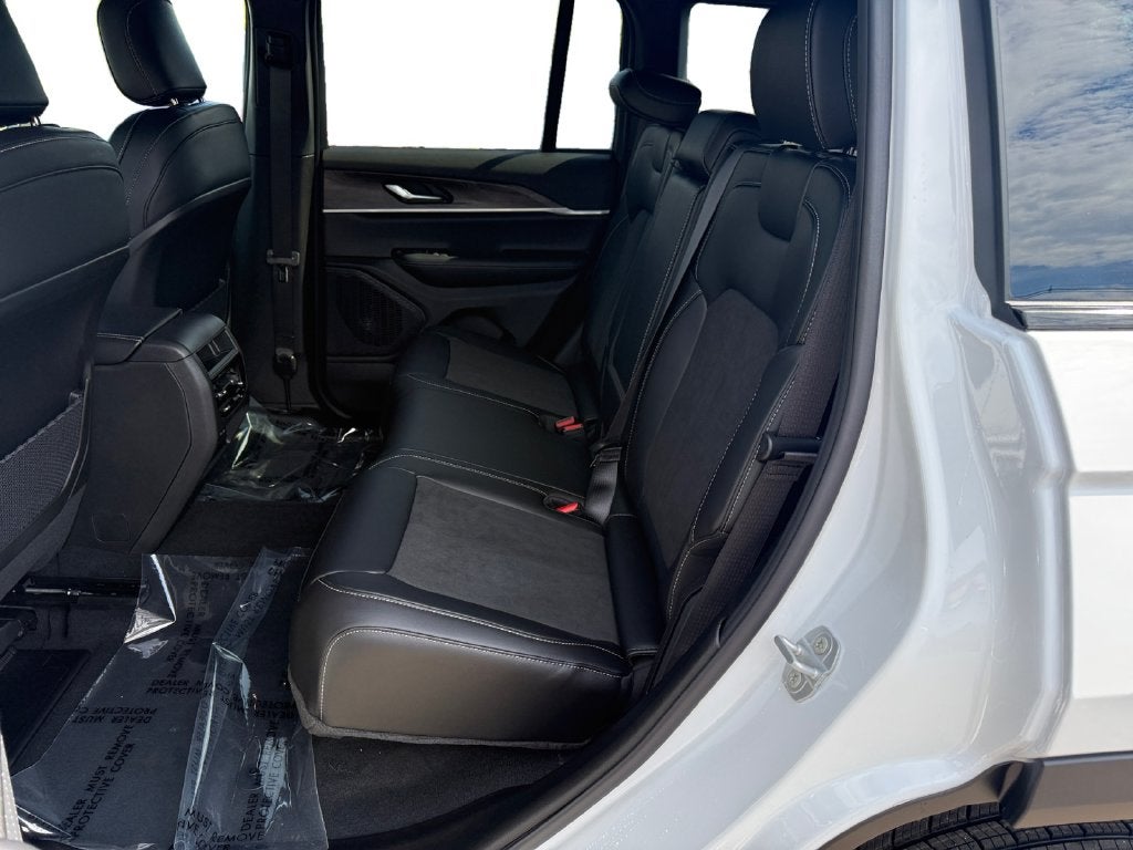 2027 Jeep Grand Cherokee Laredo Altitude