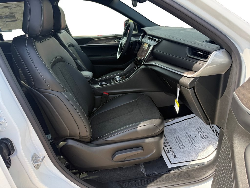 2027 Jeep Grand Cherokee Laredo Altitude
