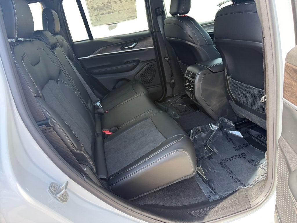 2027 Jeep Grand Cherokee Laredo Altitude
