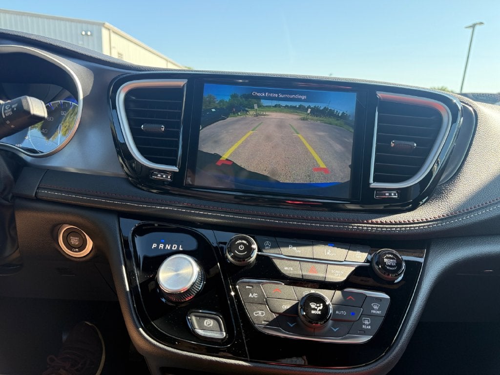 2027 Chrysler Pacifica Select