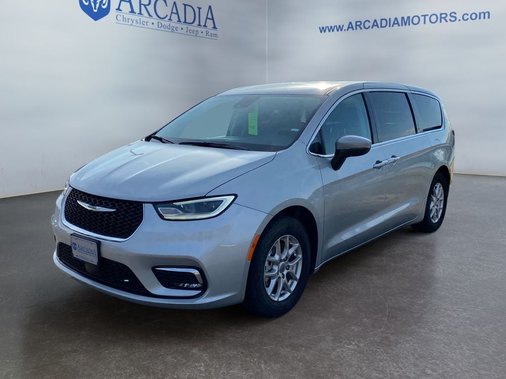 2023 Chrysler Pacifica Touring L's photo